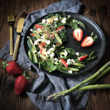 Spargel Erdbeeren Salat Feta Spinat Rezept Frühlingsrezept Frühlingssalat Spinatsalat grüne Spargeln